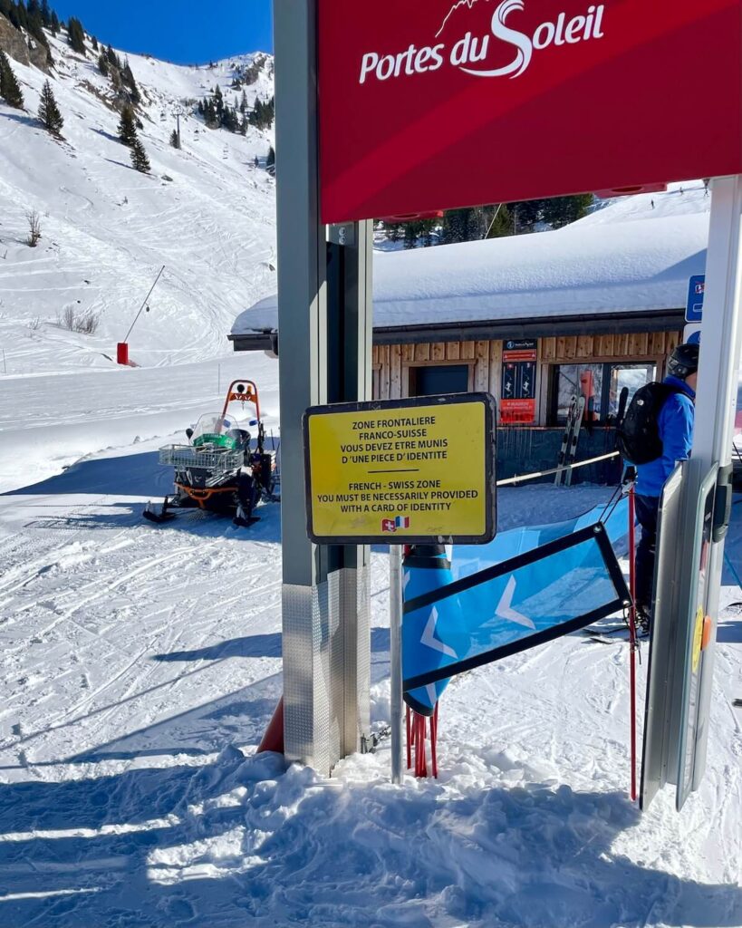 Sign indicating you are entering Switzerland from Portes du Soleil