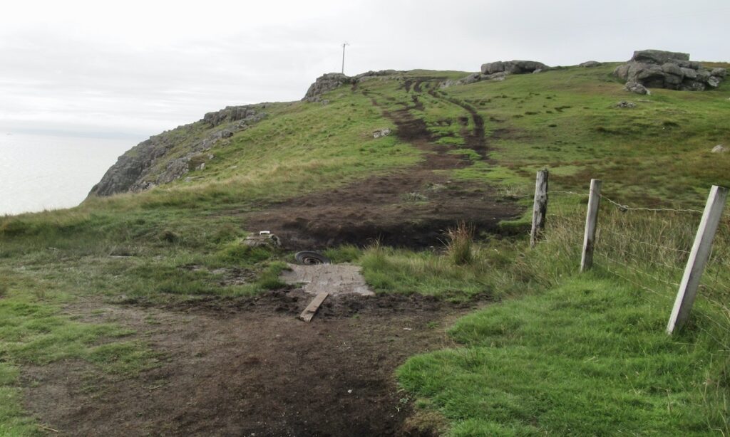 How to get to Neist Point Lighthouse viewpoint - muddy field along cliff